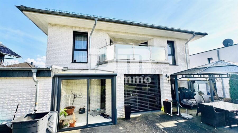 Luxeriöse Stadtvilla mit exklusiver Ausstattung in Traumlage mit vielen hochwertigen Extras - Rückansicht